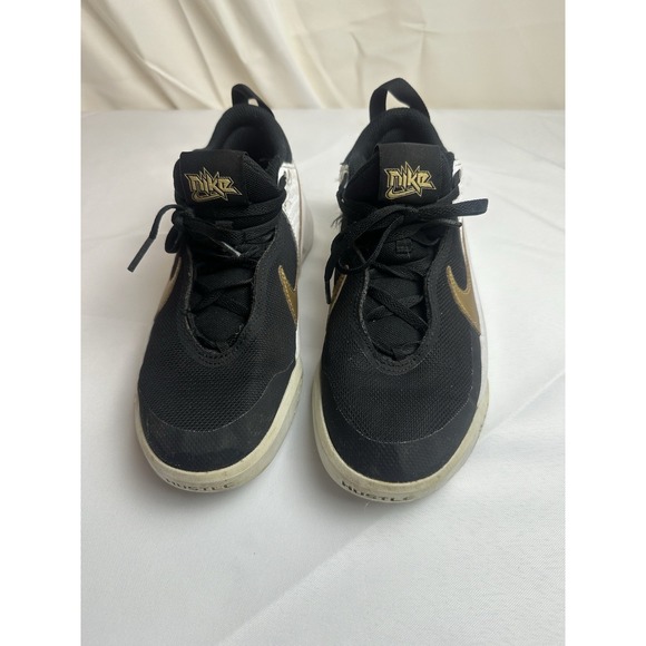 Nike Team Hustle D 10 Youth Kids Size 4 (GS) Black Gold Basketball Shoes - Picture 2 of 7